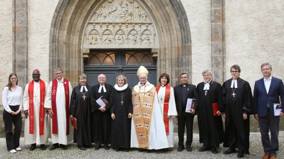 Gruppenbild während der Einführung von OKRin Astrid Kleist als Geschäftsführerin des DNK/LWB