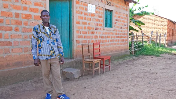 Dorfvorsteher Bernard Ndaruseheye vor seinem neuen Haus. Foto: LWB/L. Gillabert