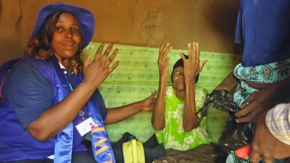 LWB-Mitarbeiterin Petronillar und Fatuma: Die 95-Jährige ist dankbar für die Unterstützung des Teams. Foto: LWB Kenia