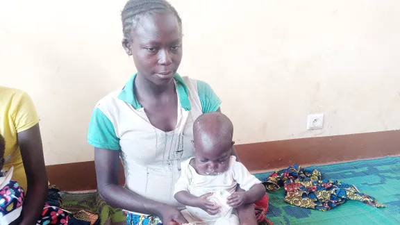 Im Ernährungszentrum des LWB hat die einjährige Judith kräftigende Erdnusspaste erhalten. Foto: LWB Zentralafrika