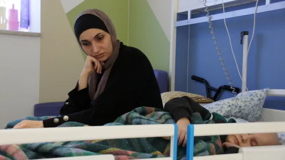 Der krebskranke Khalid und seine Mutter Samar harren seit über einem Jahr getrennt von ihrer Familie im Auguste-Viktoria-Krankenhaus aus. Foto: LWB/C. Kästner-Meyer