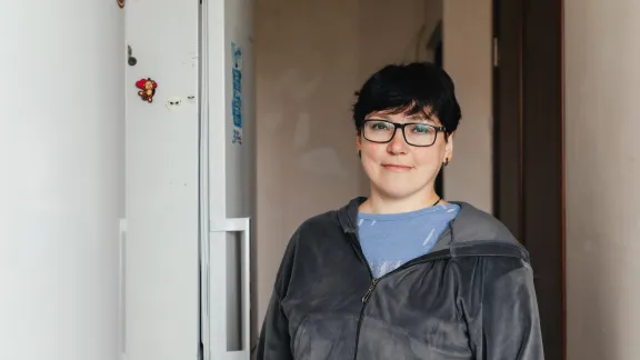 Iryna kann mit ihrer Familie wieder in ihrer Wohnung in Charkiw leben. Der LWB hat den gesamten Wohnblock instandgesetzt. Foto: LWB/A. Nazarenko