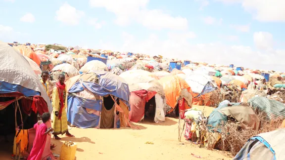 Immer mehr Menschen kommen auf der Suche nach Hilfe in die Flüchtlingscamps bei Luglow. Foto: LWB Somalia