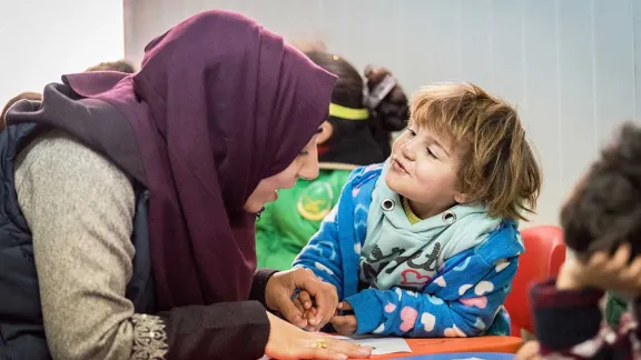 Mitarbeitende des Lutherischen Weltbundes kümmern sich um die Kinder in Za’atari. Foto: LWB/A. Hillert