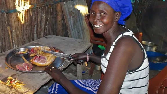 Viele ihrer Gerichte kann Ayen vorbereiten und so einen Teil des Tages mit ihren Kindern verbringen. Foto: LWB/J. Krause