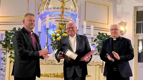 v.l.n.r. Jerzy Samiec, Leitender Bischof der EAKP, Norbert Denecke, ehemaliger Geschäftsführer des DNK/LWB, Rev. Dr. Adam Malina, Präsident der Synode. Foto: EAKP v.l.n.r. Jerzy Samiec, Leitender Bischof der EAKP, Norbert Denecke, ehemaliger Geschäftsführer des DNK/LWB, Rev. Dr. Adam Malina, Präsident der Synode. Foto: EAKP