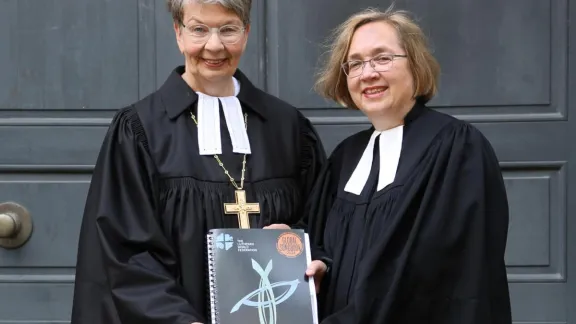 Landesbischöfin Kristina Kühnbaum-Schmidt, DNK/LWB-Vorsitzende, zusammen mit Pfarrerin Inken Wöhlbrand v.l.n.r.