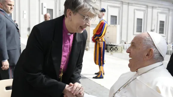 Landesbischöfin Kristina Kühnbaum-Schmidt Hand in Hand mit Papst Franziskus. Foto: Vatican Media