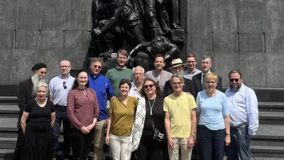 Teilnehmende der diesjährigen Jahreskonferenz der LEKKJ vor dem Warschauer Ghetto-Ehrenmal. Foto: LEKKJ