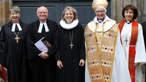 v.l.n.r. Landesbischöfin Kristina Kühnbaum-Schmidt, OKR Norbert Denecke, OKR Astrid Kleist, Bischöfin Antje Jackelén, LWB-Generalsekräterin Pfarrerin Dr. Anne Burghardt. Foto: Cornelia Kirsch