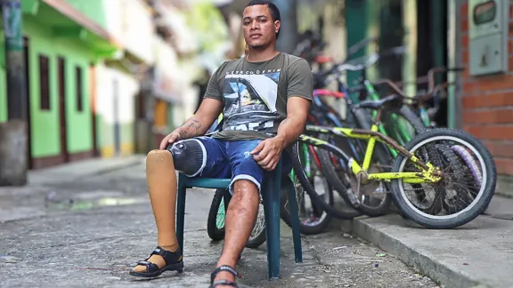 Ramón Guerra hat durch die Explosion einer Anti-Personen-Mine sein rechtes Bein verloren und trägt eine Prothese. Foto: LWB Kolumbien