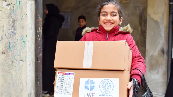 Die zwölfjährige Zaina hat nach dem Erdbeben 2023 dringend benötigte Hygieneartikel erhalten. Auch jetzt plant der LWB Nothilfemaßnahmen in Syrien. Foto: LWB Syrien