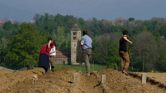 Mitglieder der Bose-Gemeinschaft beim Ackerbau von Obst und Gemüse zur Selbstversorgung. Foto: Bose