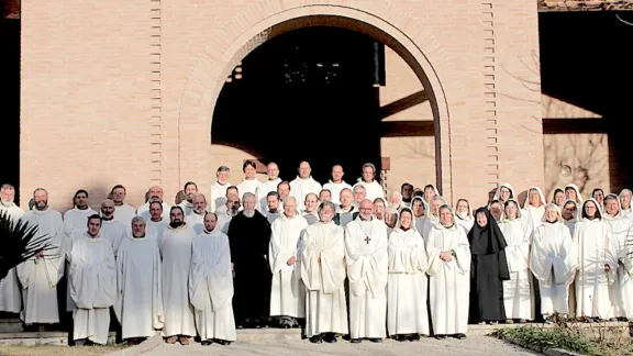 Die Brüder und Schwestern der Bose-Gemeinschaft versammeln sich vor der Gemeinschaftskirche. Foto: Bose Die Brüder und Schwestern der Bose-Gemeinschaft versammeln sich vor der Gemeinschaftskirche. Foto: Bose