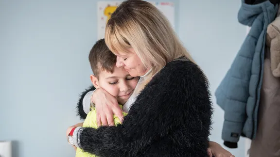 Nataliia und der 10-jährige Artem sind froh, dass sie in Sicherheit sind. Foto: LWB/A. Hillert Nataliia und der 10-jährige Artem sind froh, dass sie in Sicherheit sind. Foto: LWB/A. Hillert
