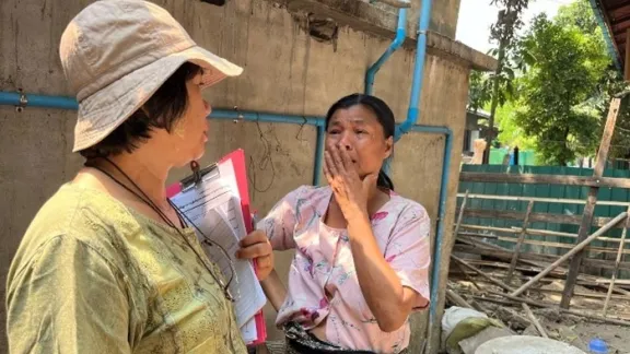 Bedarfsanalyse: Eine Frau aus der Gegend um Mandalay berichtet von den Auswirkungen des Erdbebens. Foto: LWB/NAG Myanmar