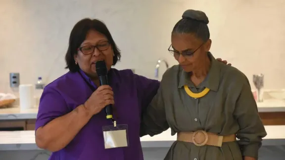 Bischöfin Guadalupe Cortéz von der Salvadorianischen Lutherischen Kirche betet für die brasilianische Ministerin für Umwelt und Klimawandel, Marina Silva. Foto: ÖRK