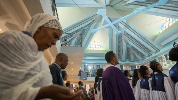 Ein Mitglied der ÄEKMY betet während des Gottesdienstes am 15. Juni. Foto: LWB/A. Hillert