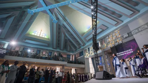 Ein Chormitglied der ÄEKMY leitet den Gesang während des Sonntagsgottesdienstes. Foto: LWB/A. Hillert