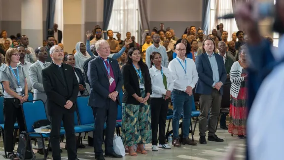 LWB-Präsident Henrik Stubkjær und Mitglieder des Rates nehmen am Sonntagsgottesdienst in der Gemeinde Mekanissa Mekane Yesus teil. Foto: LWB/A. Hillert