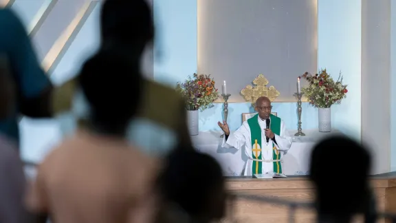 ÄEKMY-Präsident Yonas Dibisa leitet den Gottesdienst am Sonntagmorgen. Foto: LWB/A. Hillert ÄEKMY-Präsident Yonas Dibisa leitet den Gottesdienst am Sonntagmorgen. Foto: LWB/A. Hillert