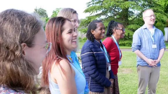 Deisy Patricia Gonzalez Villamarin (Mitte) von der Evangelisch-Lutherischen Kirche Kolumbiens und andere Teilnehmende berichten in Bossey bei Genf über ihren Werdegang als Führungskräfte. Foto: LWB/C. Kästner-Meyer