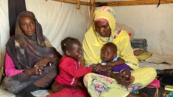 Der LWB-Weltdienst stellt in einem der Lager Wasser und Sanitäranlagen bereit.