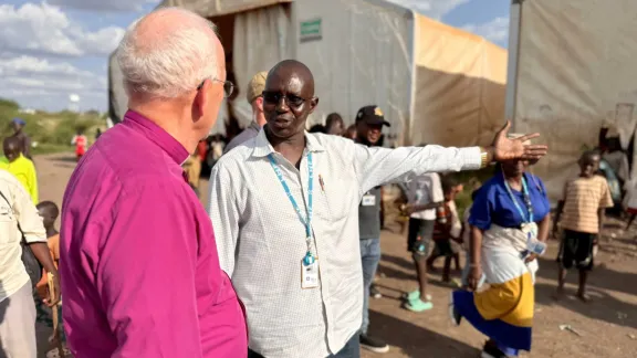 Erzbischof Martin Modéus spricht mit Geflüchteten im Lager Kakuma. 