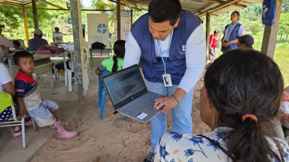 Yevgen Sakunov in einer zerstörten Wohnung in Charkiw Foto: LWF Ukraine  