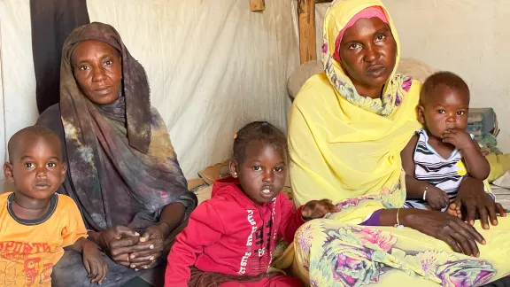 Nawala (2. v. re.) ist mit ihrer Schwester Fara und ihren Kindern aus dem Sudan geflohen. Foto: LWB/C. Kästner-Meyer Nawala (2. v. re.) ist mit ihrer Schwester Fara und ihren Kindern aus dem Sudan geflohen. Foto: LWB/C. Kästner-Meyer