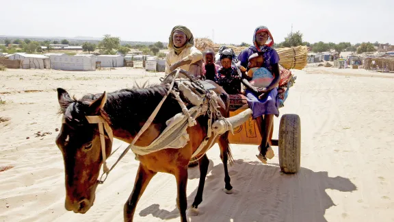 Eine Familie hat im Flüchtlingscamp Arkoum im Tschad Materialien für ein Unterkunft erhalten Foto: LWB/C. Kästner-Meyer