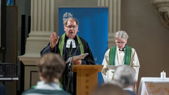 Pfarrerin Dr. Arnfrídur Gudmundsdóttir (rechts), und Bischof Tamás Fabiny Pfarrerin Dr. Arnfrídur Gudmundsdóttir (rechts), und Bischof Tamás Fabiny