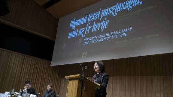 LWB-Generalsekretärin Anne Burghardt hält einen Vortrag 