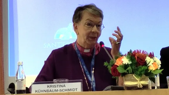 Landesbischöfin Kühnbaum-Schmidt während einer Podiumsdiskussion. Foto: DNK/LWB