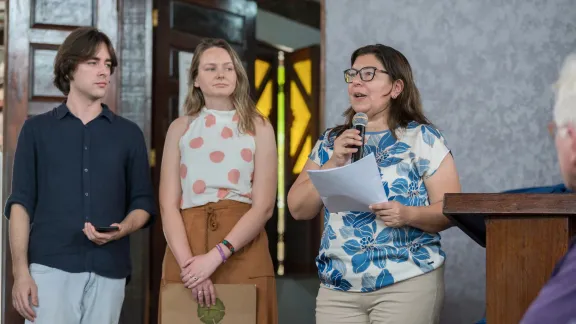 Elena Cedillo, LWB-Programmreferentin für Klimagerechtigkeit, spricht zu den Teilnehmenden an einem interreligiösen Treffen im Geist eines Talanoa-Dialogs in der IECLB-Gemeinde Belém am Eröffnungstag der COP30 in Belém/Brasilien. Foto: LWB/Albin Hillert