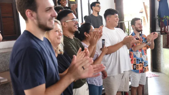 LWB-Jugenddelegierte und andere COP30-Teilnehmende aus verschiedenen Teilen der Welt feiern mit der IECLB-Gemeinde in Belém/Brasilien den Sonntagsgottesdienst. Foto: LWB/E. Albrecht