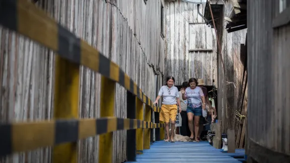 Socorro Contente (links), die gemeinsam mit der EKLBB einen Nachbarschaftsverein in Vila da Barca gegründet hat, empfängt die LWB-Besuchsgruppe. Foto: LWB/A. Hillert