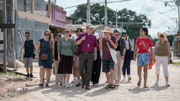 Vertreterinnen und Vertreter des LWB, u. a. eine Gruppe von jungen Erwachsenen von der EKLBB und ein Bischof der Schwedischen Kirche, Andreas Holmberg, besuchen Vila da Barca. Foto: LWB/A. Hillert