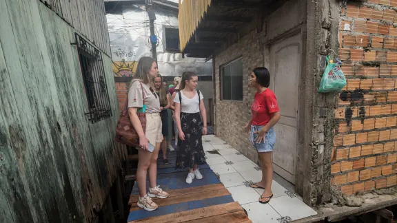 Marciele Diniz aus Vila da Barca (rechts) im Gespräch mit Carine Josiéle Wendland von der EKLBB (links). Foto: LWB/A. Hillert