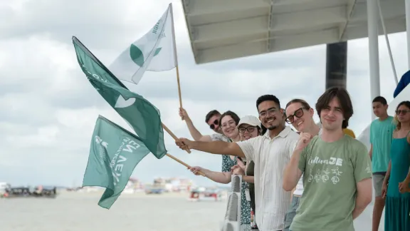 LWB-Delegierte unterstützen vom Ufer aus die „Barqueata“ – eine Klimademonstration mit Booten, initiiert vom „People's Summit“ im Rahmen der COP30. Foto: LWB/A. Hillert