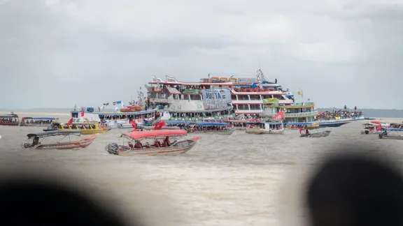 Menschen versammeln sich zu einer „Barqueata“ – einer vom „People's Summit“ organisierten Klimademonstration