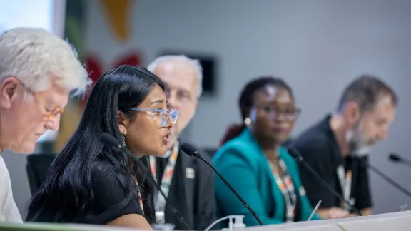 Ruth Alesandra Choque Huanca von der Bolivianischen Evangelisch-Lutherischen Kirche spricht auf einer vom Interreligiösen Verbindungsausschuss organisierten Pressekonferenz