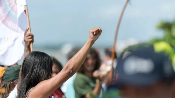 Eine Frau reckt bei einem Klimaprotest während der COP30 ihre Faust in die Luft. Foto: LWB/A. Hillert