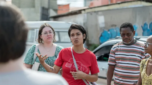 Marciele Diniz, Mitglied und Schatzmeisterin der örtlichen EKLBB-Gemeinde, führt durch ihre Gemeinde in Vila da Barca. Foto: LWB/A. Hillert