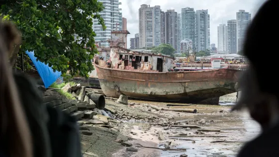 Abwasser aus einem wohlhabenderen Teil von Belém fließt aus einem Rohr an der Küste in Vila da Barca. Foto: LWB/A. Hillert