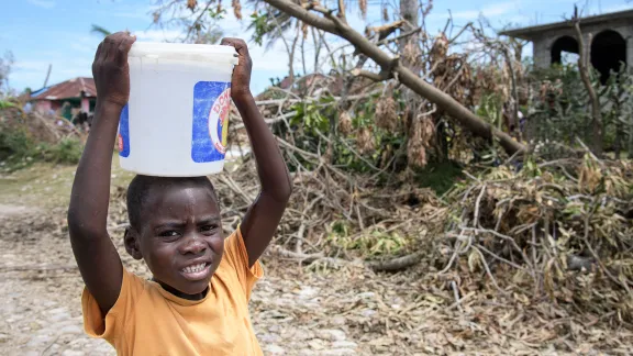 Ein Junge hat nach dem Hurrikan 2016 Trinkwasser für seine Familie erhalten Foto: DKH/T. Lohnes