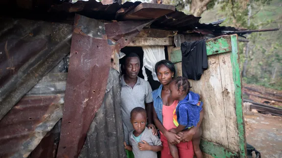 Eine Familie, die nach dem Hurrikan 2016 Schutz in einer notdürftig gezimmerten Hütte gesucht hat. Haiti wird immer wieder von schweren Wirbeltürmen getroffen. Foto: DKH/T. Lohnes