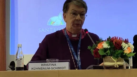 Landesbischöfin Kühnbaum-Schmidt während einer Podiumsdiskussion. Foto: DNK/LWB, Andreas Ohlemacher