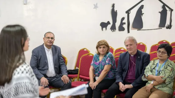 LWB-Präsident Bischop Henrik Stubkjær lauscht Erfahrungsberichten 