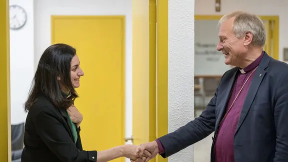 Rana Zeidan, die Leiterin des diakonischen Dienstes der ELKJHL, (links) begrüßt den Präsidenten des Lutherischen Weltbundes Henrik Stubkjær (rechts)